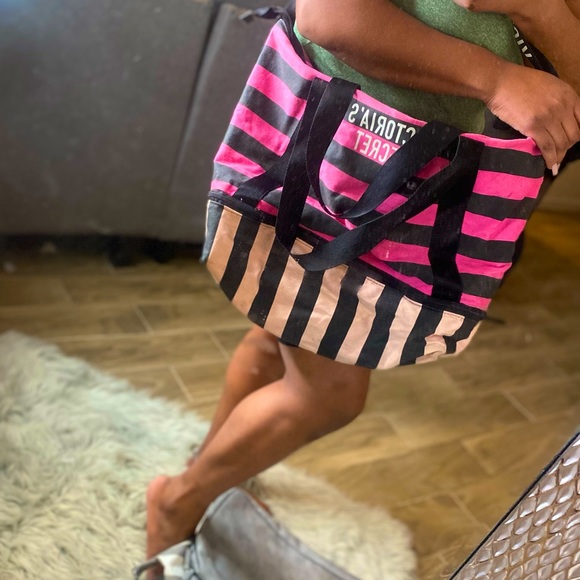 Duffle Bagss❗️💕 - Picture 3 of 4